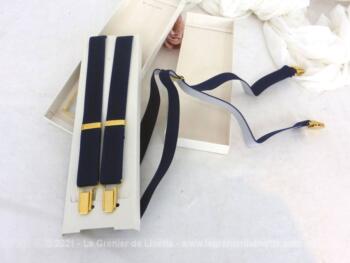 Voici encore dans son coffret une paire de bretelles en élastique marine, pour homme de la marque 