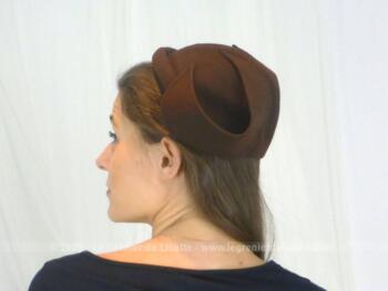 Voici un ancien chapeau, forme tricorne, asymétrique en feutre marron. Fait main. Très vintage mais surtout très original.