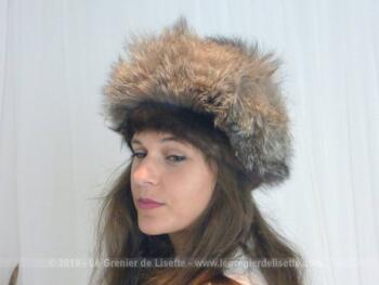 Chapeau toque en véritable fourrure des années 60/70 cm de 55 à 57 cm suivant votre façon de le porter.