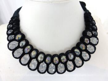 Voici un collier avec des perles de verre pampilles de taille croissante montées sur deux rangs sur un ruban en velours ras et fermé par des rubans à nouer.