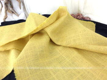 Voici un coupon de tissus en toile de jute de 124 cm de long sur 130 cm de large, de couleur jaune bien originale.