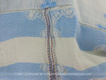 Voici un coupon d'ancien rideau réalisé en tissus d'ameublement décoré de fines rayures bleues ciel et de dessins d'arabesque. Tendance shabby.