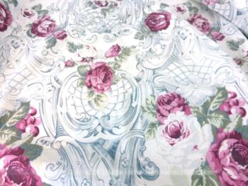Sur 240 x 115 cm, voici un coupon de tissus en coton léger, ancien rideau avec de superbes décors de grandes arabesques grises et de pivoine roses. Très tendance shabby.