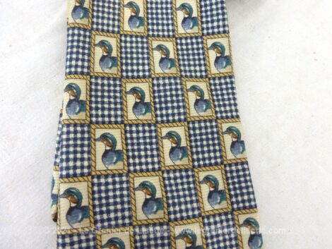 Voici une superbe cravate vintage, 100% soie, décorée d'adorables motifs répétés d'un buste de canard. Original... et aussi bien pour hommes que femmes !