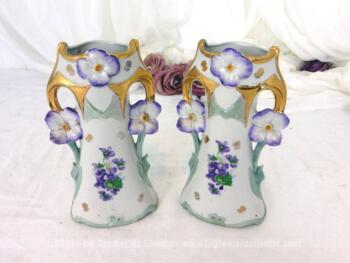 Voici un duo d'anciens petits vases de Mariée décorés de violettes et de dorures.
