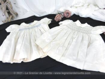 Voici un duo d'anciennes petites robes des années 60/70, à smocks en beau coton blanc, dont une de la marque "Babychic".