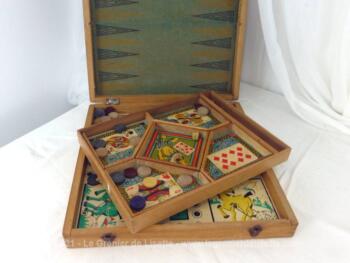 Ancienne boite jeu de l'oie, chevaux et dames en bois et backgammon soit un jeu sur chaque face plus un jeu de nain jaune à l'intérieur.