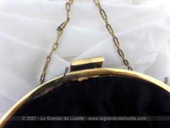 Belle minaudière, en satin noir avec un système de fermeture en laiton et petite chaine fine dorée. Elle n'est pas très ancienne mais elle en a tout le look.