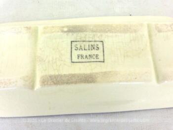 Voici un ancien nécessaire de toilette de barbier en faïence de Salins composé d'un pot à blaireau et d'un porte brosse.