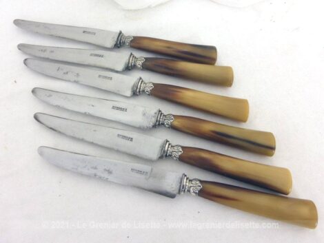 Datant de la fin du XIX°, voici un lot de 6 couteaux avec manche en bakélite et garde argenté dont la lame en acier porte la gravure du coutelier parisien "Bonneau, 35 rue de l'Arcade".