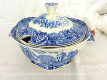 Voici une superbe soupière en porcelaine Arabia, marque finlandaise de porcelaine, aux décors bleus de guirlandes de fleurs et de paysages typiques de la Finlande.
