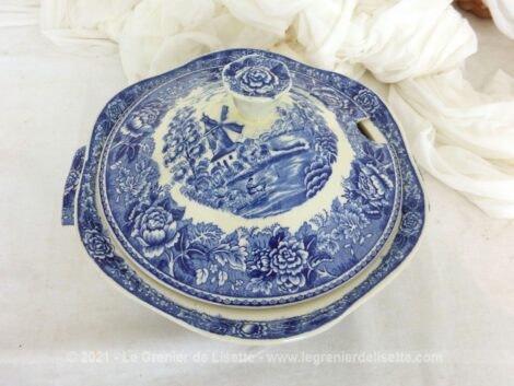 Voici une superbe soupière en porcelaine Arabia, marque finlandaise de porcelaine, aux décors bleus de guirlandes de fleurs et de paysages typiques de la Finlande.