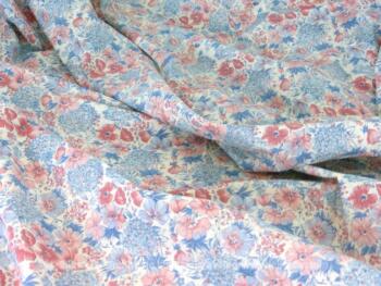 Coupon tissus coton fleurs roses et bleues shabby