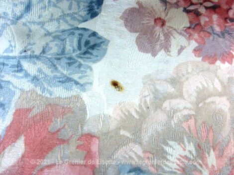 Voici un superbe et grand coupon de tissus d'ameublement en polyester de 150 x 300 cm avec des fleurs aux tons pastel sur fond beige.