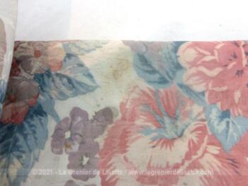 Voici un superbe et grand coupon de tissus d'ameublement en polyester de 150 x 300 cm avec des fleurs aux tons pastel sur fond beige.