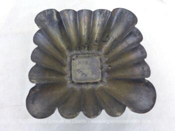 Voici un trio d'anciens petits moules carrés à flan de la marque 