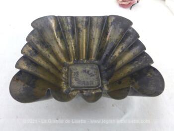 Voici un trio d'anciens petits moules carrés à flan de la marque 