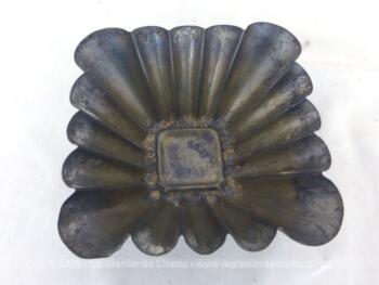 Voici un trio d'anciens petits moules carrés à flan de la marque 