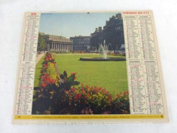 Almanach cartonné des PTT de 1976 et ses feuillets Ancien almanach des PTT de 1976 sur papier cartonné léger recto et verso avec la photo de Méribel les Allues d'un coté et le Théâtre de Bordeaux de l'autre. Cet almanach rempli d'authenticité porte des traces du temps passé. A l'intérieur, il y a 8 feuillets supplémentaires. La carte routière de France et départementale, celle du département de la Vienne et celle de l'Europe. Et le plan de la ville de Poitiers et de Chatellerault ! Alors si l'année 1976 vous touche, cet almanach vous attend !