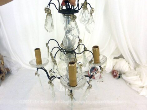 Ancien lustre cage sur 3 niveaux avec 4 bras pour ampoules et décoré de nombreuses et grandes pampilles en cristal.
