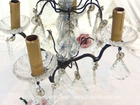 Ancien lustre cage sur 3 niveaux avec 4 bras pour ampoules et décoré de nombreuses et grandes pampilles en cristal.
