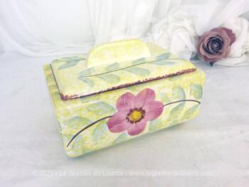 En faïence allemande et numéroté, voici un adorable sucrier ou bonbonnière avec son couvercle, décoré à la main dans la tendance shabby. Pièce unique.
