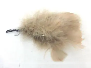 Voici un bouquet vintage de petites plumes beiges toute douces pour relooker un nouveau chapeau .