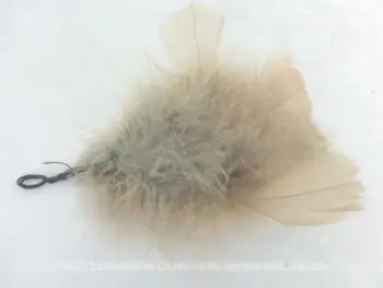 Voici un bouquet vintage de petites plumes beiges toute douces pour relooker un nouveau chapeau .