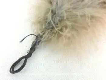 Voici un bouquet vintage de petites plumes beiges toute douces pour relooker un nouveau chapeau .