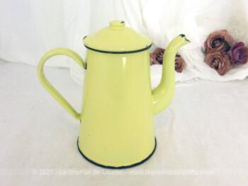 Voici une belle et ancienne cafetière émaillée de couleur jaune avec sa belle patine authentique d'éclat d'émail et d'oxydation. Pour une cuisine vintage !