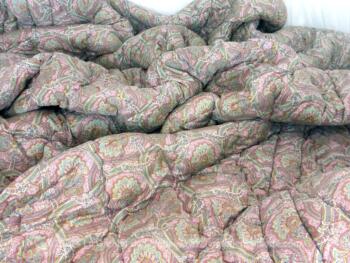 Voici un ancien couvre lit ou édredon datant des années 50/60 en satin fuchsia matelassé de laine cardée de 220 x 230 cm