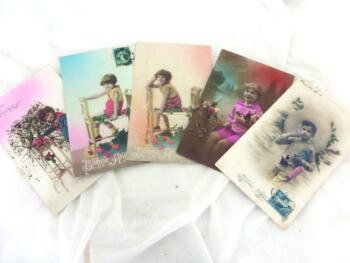 Datées de 1911 à 1923, voici un lot de 5 anciennes cartes avec en décors de superbes portraits colorisés d'adorables enfants souhaitant une 