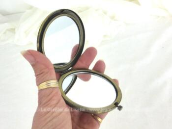 Voici un ancien miroir à main, double face, avec une forme poudrier de 6 cm de diamètre
