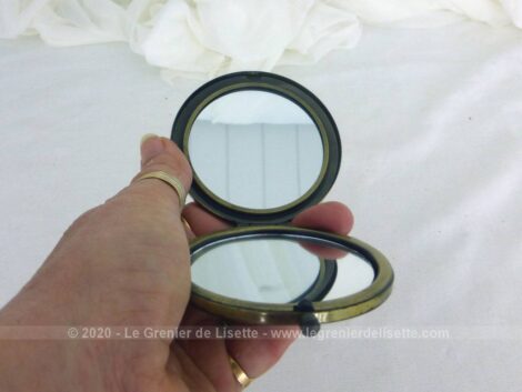 Voici un ancien miroir à main, double face, avec une forme poudrier de 6 cm de diamètre