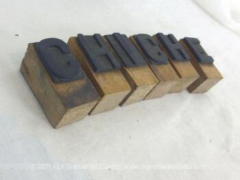 Voici un lot de 6 anciens petits tampons des lettres C.H.I.C.H.E. Pour une décoration originale, shabby et à la fois "tendance indus".