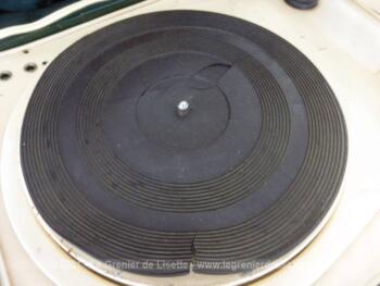 Ancien tourne disque ou électrophone de la marque Melodyne, datant des années 50, pour une utilisation uniquement en décoration.