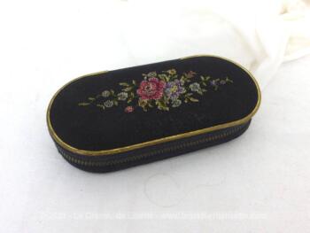 Adorable petit trousse manucure décors point de croix avec à l'intérieur des ustensiles dépareillés.