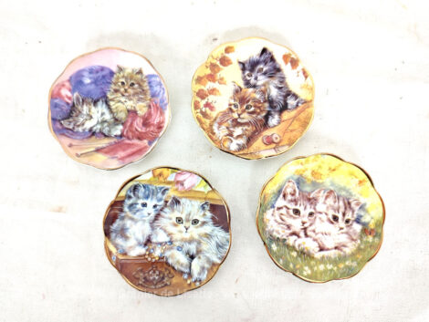 Voici un lot de 4 assiettes miniatures de 7.5 cm de diamètre estampillées au dos de "Fine Bone China - Made in Britain" représentant d'adorables chatons.