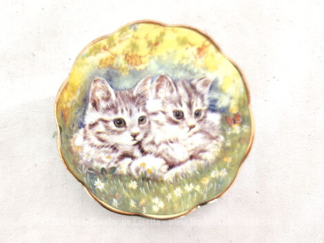 Voici un lot de 4 assiettes miniatures de 7.5 cm de diamètre estampillées au dos de "Fine Bone China - Made in Britain" représentant d'adorables chatons.