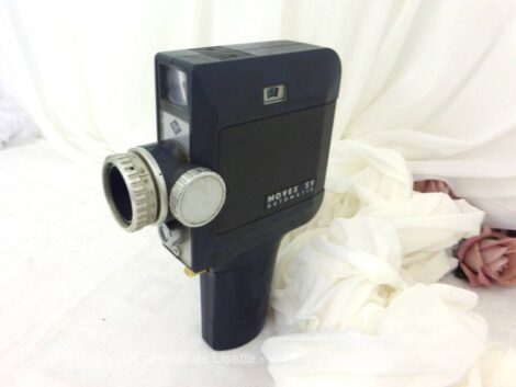 Datant du début des années 70, voici une ancienne caméra de la marque Movex SV Automatic pour film Super 8