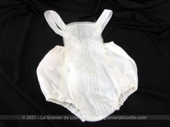 De la marque Couty, voici une ancienne barboteuse blanche avec de belles broderies et dentelle ! Parfait pour bébés vintages !