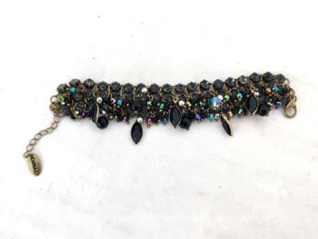 Voici un superbe bracelet articulé composé de strass noir et habillé de pampilles ovales noires et de perles nacrées, de la marque Caroll.