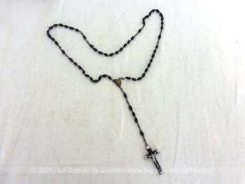 Chapelet vintage de Notre Dame de Lourdes de 45 cm de long avec des perles de verre noires ovales à facettes avec au dos, l'inscription "Lourdes".