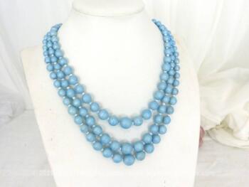 Voici un ancien collier de 3 rangs aux perles de verre teintées bleu pastel avec des perles de tailles croissantes pour un effet très élégant.