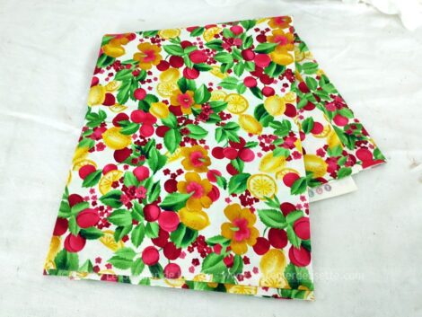 Sur 110 x 87 + 40 x 64 cm, voici un coupon de tissus pour travaux de Quilt en beau coton avec dessins de fruits multicolores sur fond blanc.