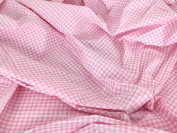 Sur 210 x 150 cm, voici un coupon de tissus au motif de vichy rose en coton mélangé. Comme les tabliers d'écoliers d'autrefois !Très tendance shabby.