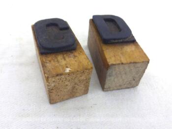 Voici un lot de 2 anciens petits tampons des lettres C et D Pour une décoration originale, shabby et à la fois "tendance industrielle".