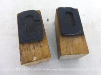 Voici un lot de 2 anciens petits tampons des lettres C et D Pour une décoration originale, shabby et à la fois "tendance industrielle".