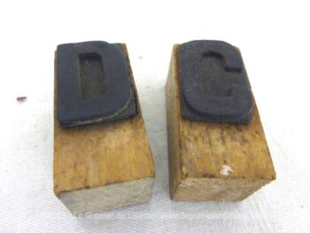 Voici un lot de 2 anciens petits tampons des lettres C et D Pour une décoration originale, shabby et à la fois "tendance industrielle".