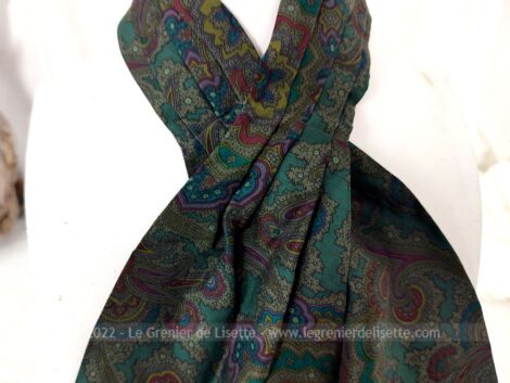 Voici un ancien foulard modèle Ascot en soie sur fond vert Empire et arabesques bordeaux de la marque vintage Old River.